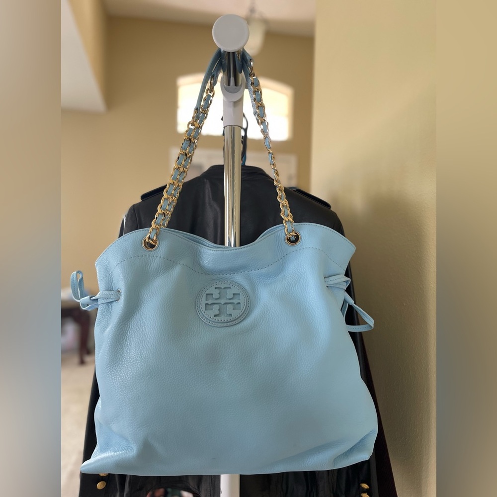 Tory Burch genuine leather tote bag w/braided gold hardware & adjustable chain